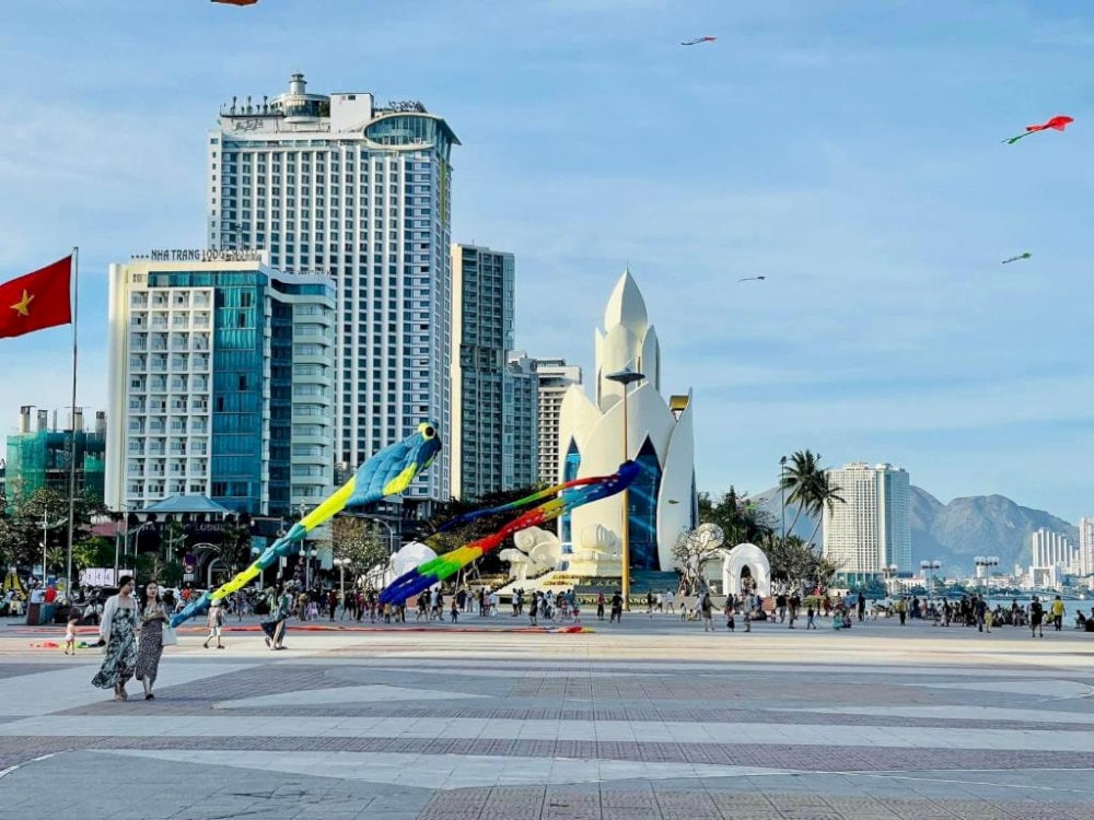 The square is a popular hangout spot for the people of Nha Trang, especially for flying kites every afternoon
